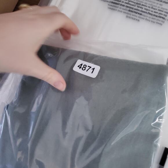 Uniqlo Sweater Mens Large Green V Neck 100% Wool Lightweight Knit Pullover - Picture 7 of 7